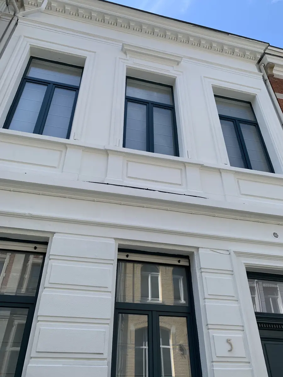 Detail van de vernieuwde gevel