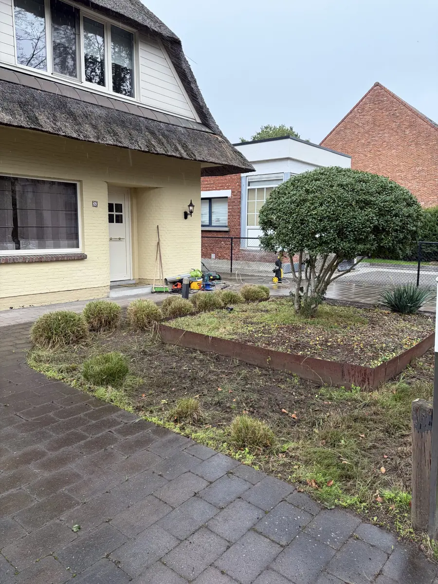 Voortuin na het verwijderen van onkruid