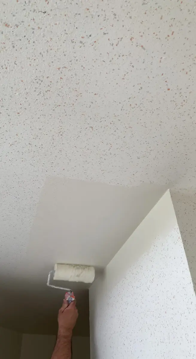 Plafond en wand tijdens de afwerking